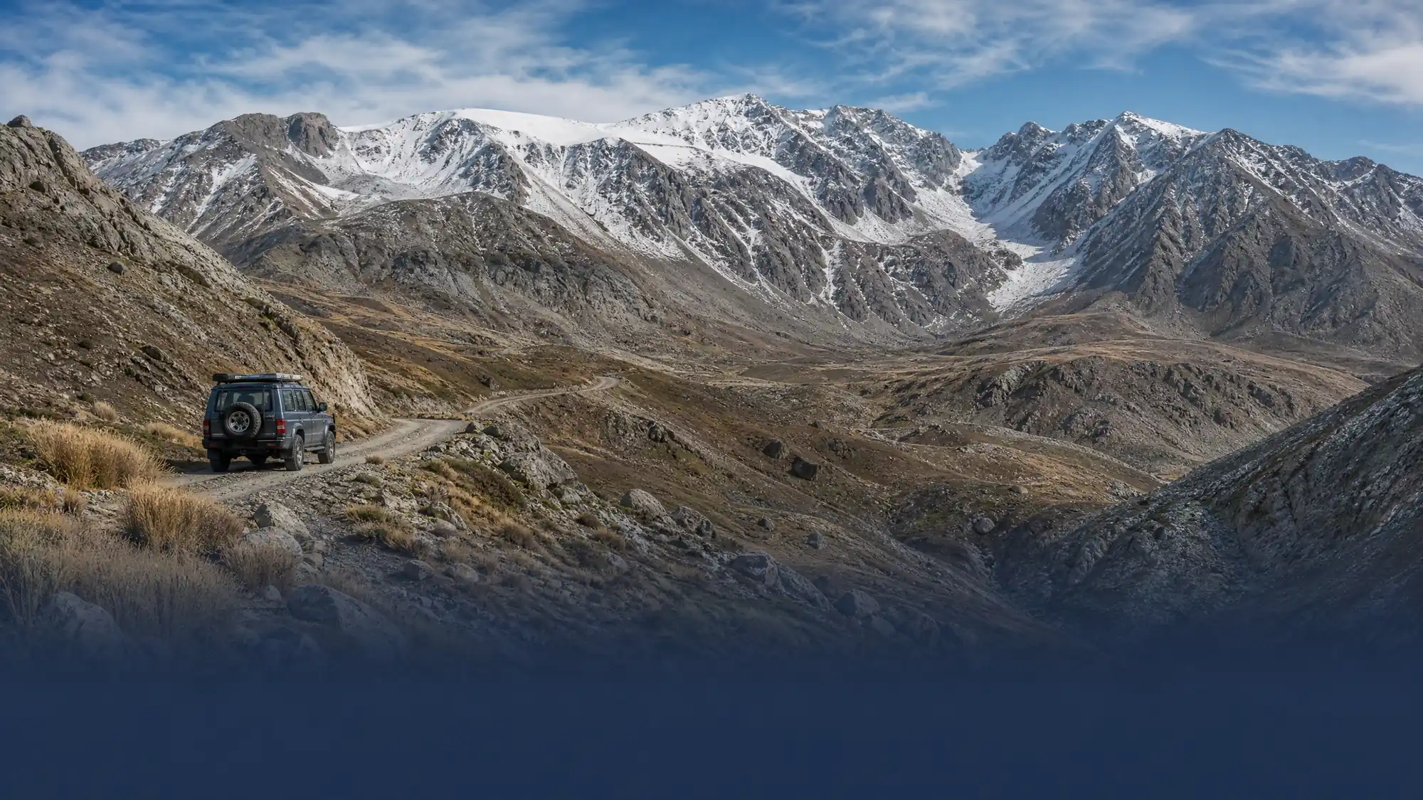 Des véhicules 4x4 spécialement équipés empruntent d'anciennes pistes de terre jusqu'à 2,500 mètres d'altitude. Ces circuits explorent la plus haute chaîne de montagnes d'Espagne continentale.