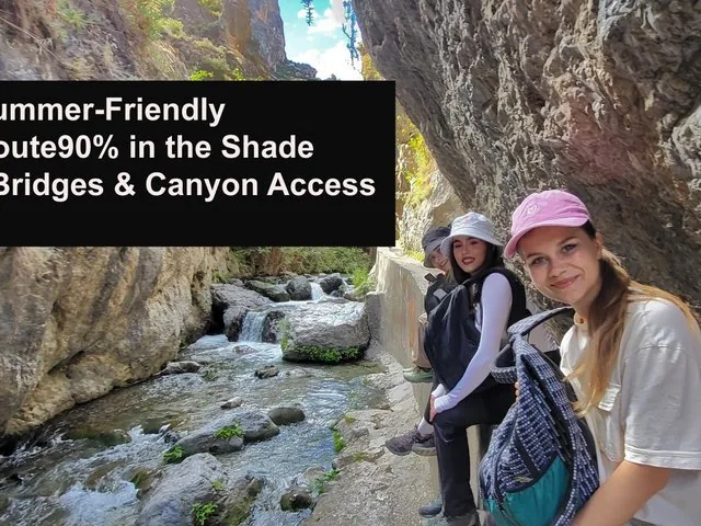 Trois femmes assises au bord d'un ruisseau dans un canyon avec texte en surimpression