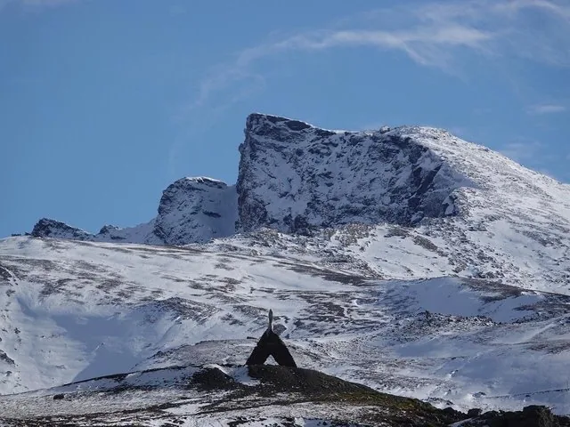 Sommets enneigés de la Sierra Nevada sous un ciel bleu
